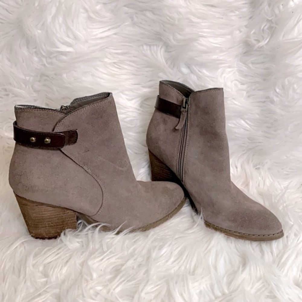 TREASURE & Bond Ankle bootie stacked heels zip closure suede sz 6